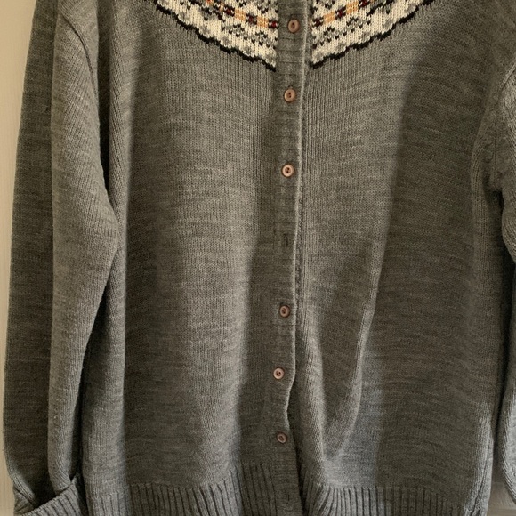 Elegant Gray Cardigan with Patterned Yoke - Picture 7 of 11